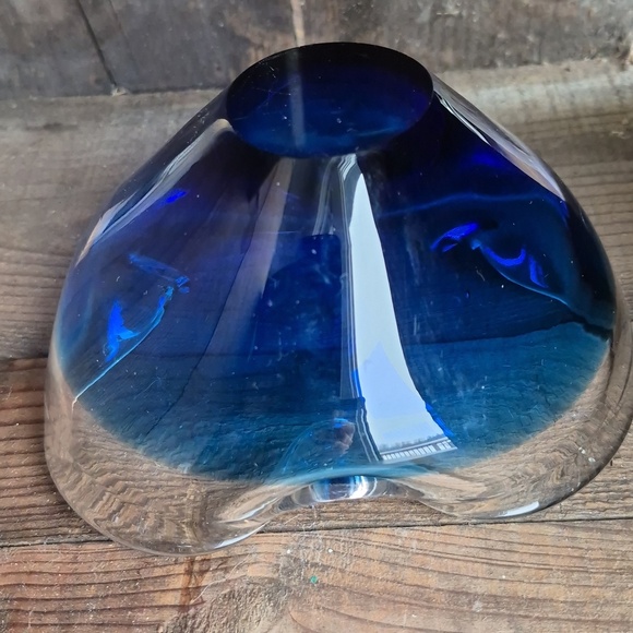 Blue art glass folded bowl - Picture 3 of 5
